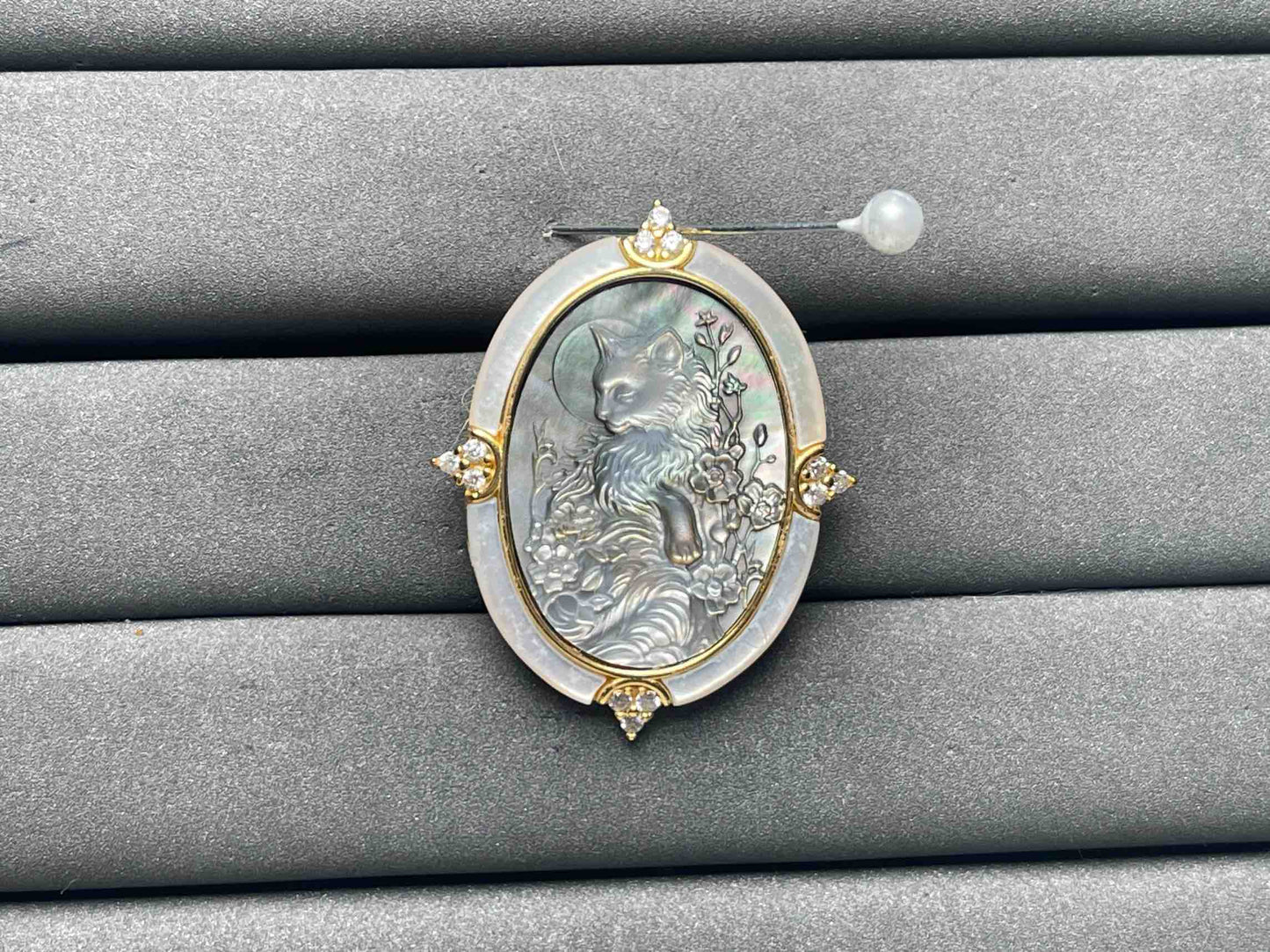 A8426 Black conch brooch