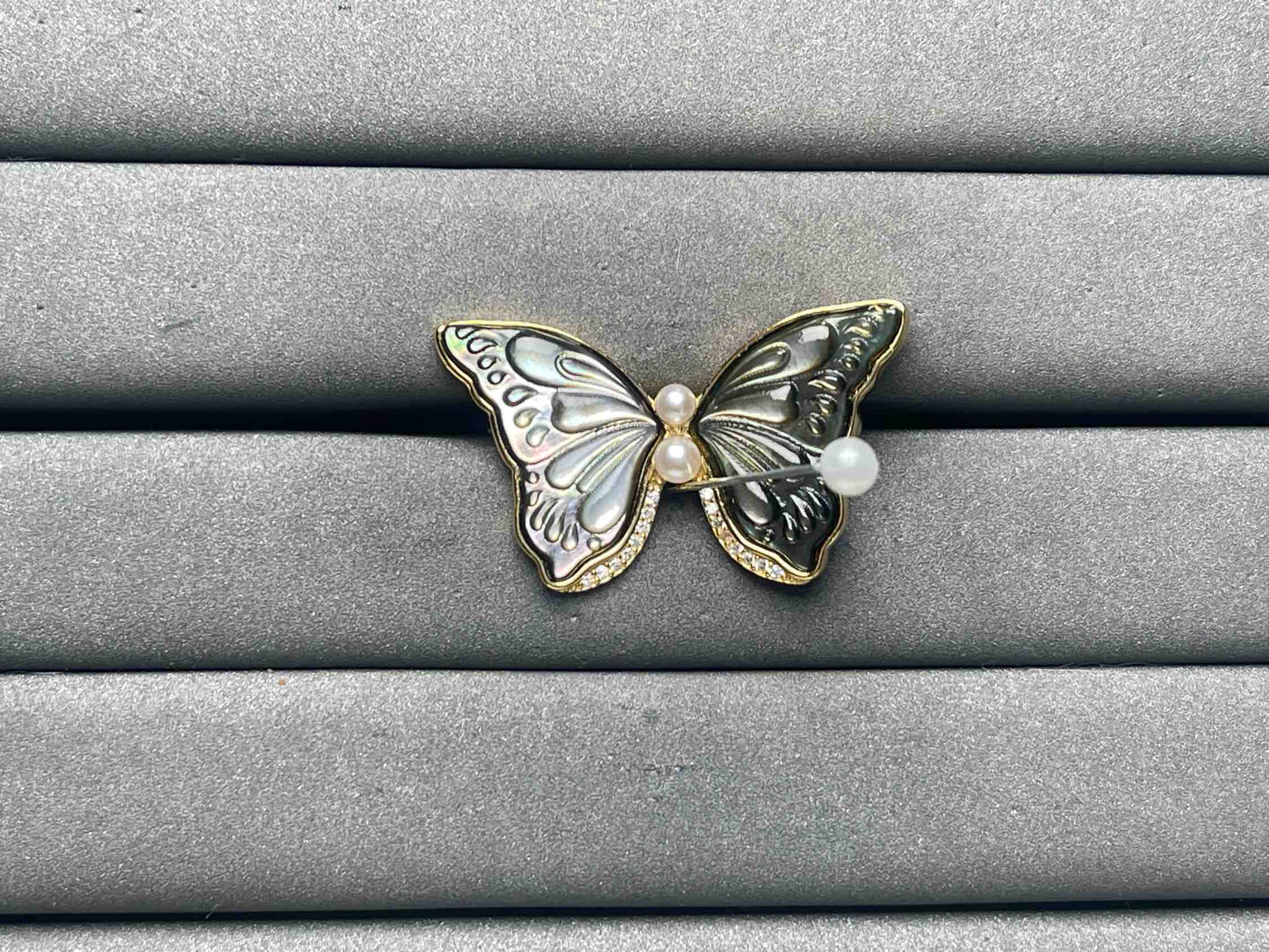 A8427 Black conch brooch