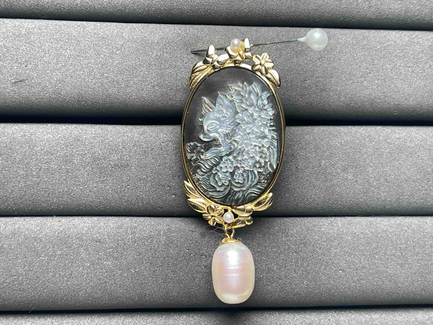 A8428 Black conch brooch