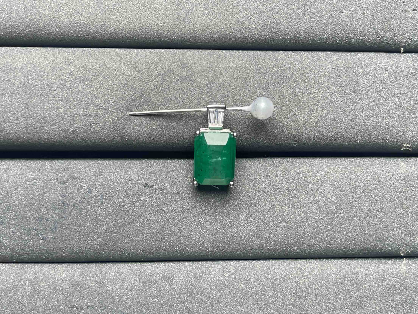 A8609 Emerald Pendant