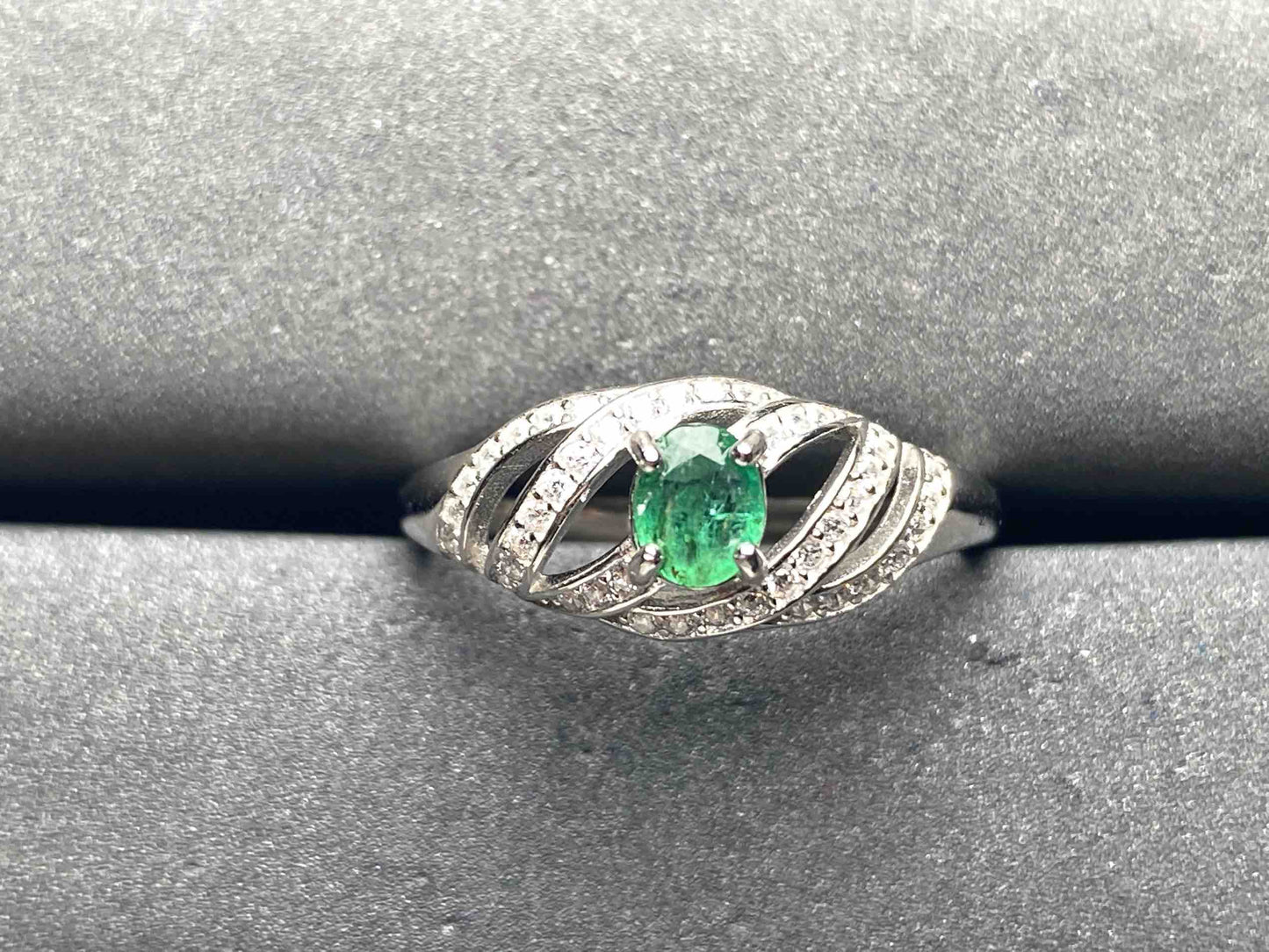 A8690 Emerald Ring