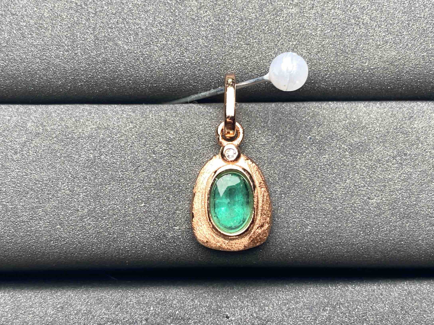 A8749 Emerald Pendant