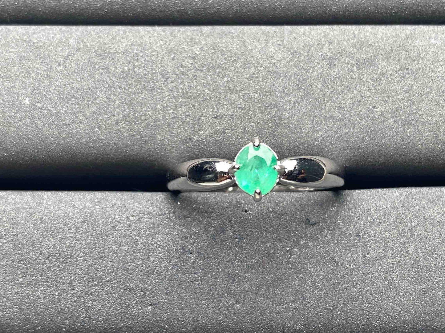 A8752 Emerald Ring