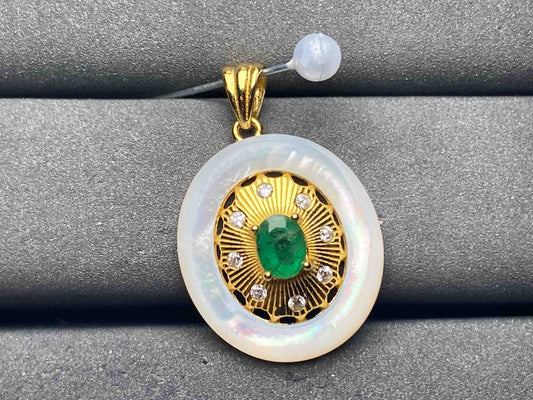 A8766 Emerald Pendant