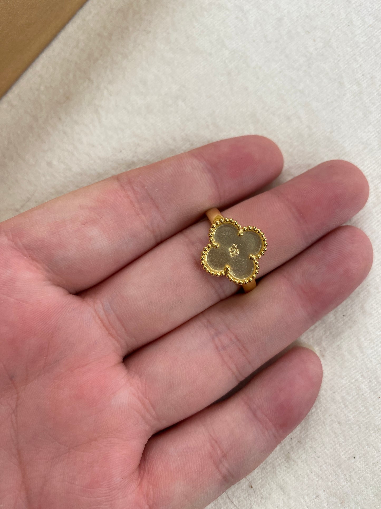 G001 clover ring
