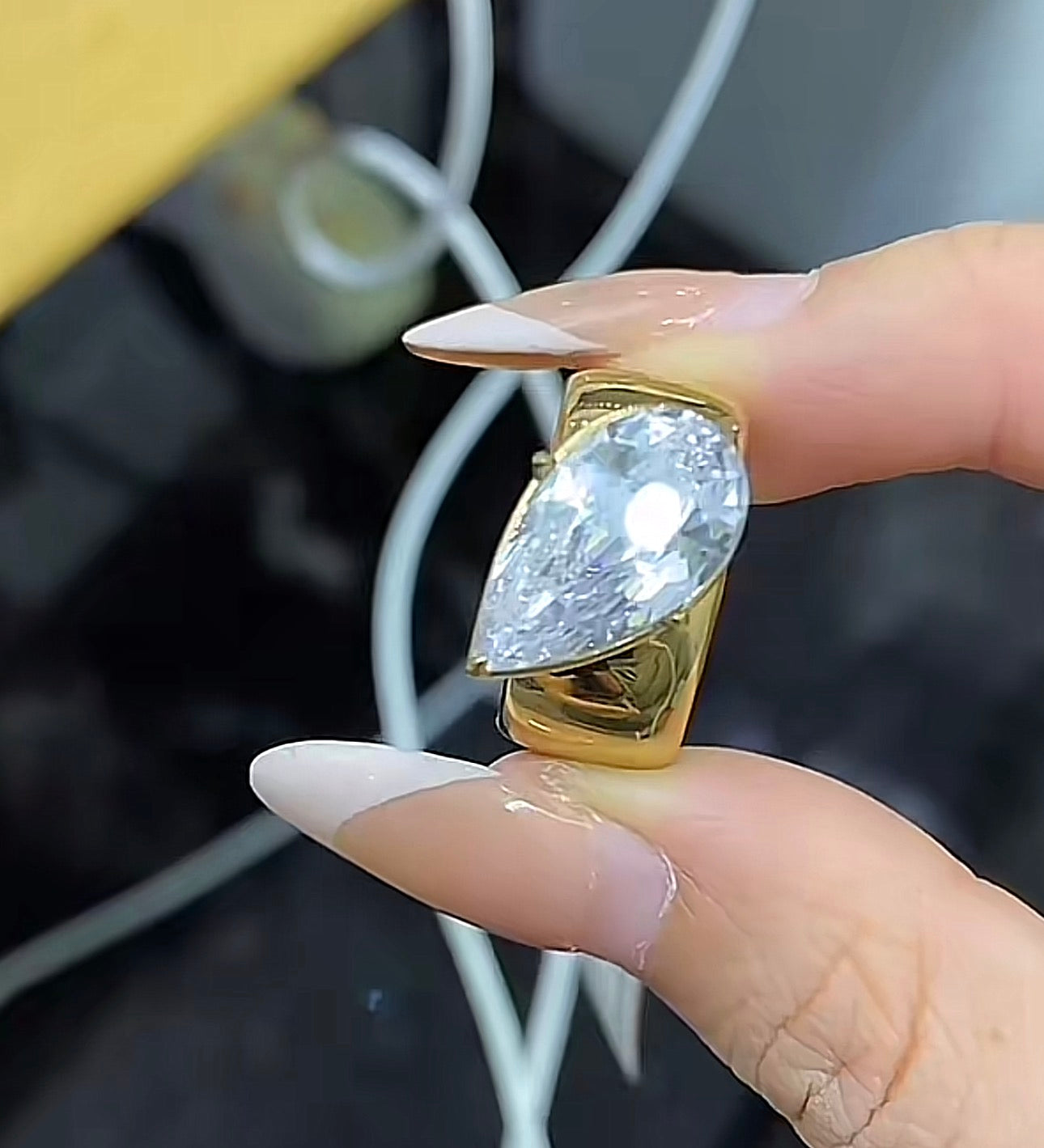 G145 Cassie Bear size hk18 clear moissanite gold color