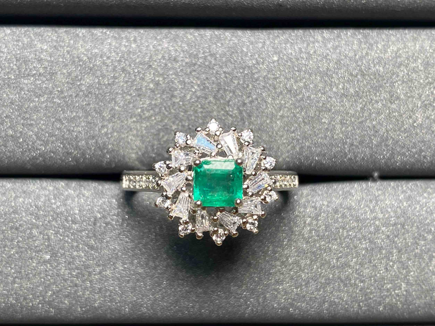 2560 Emerald Ring