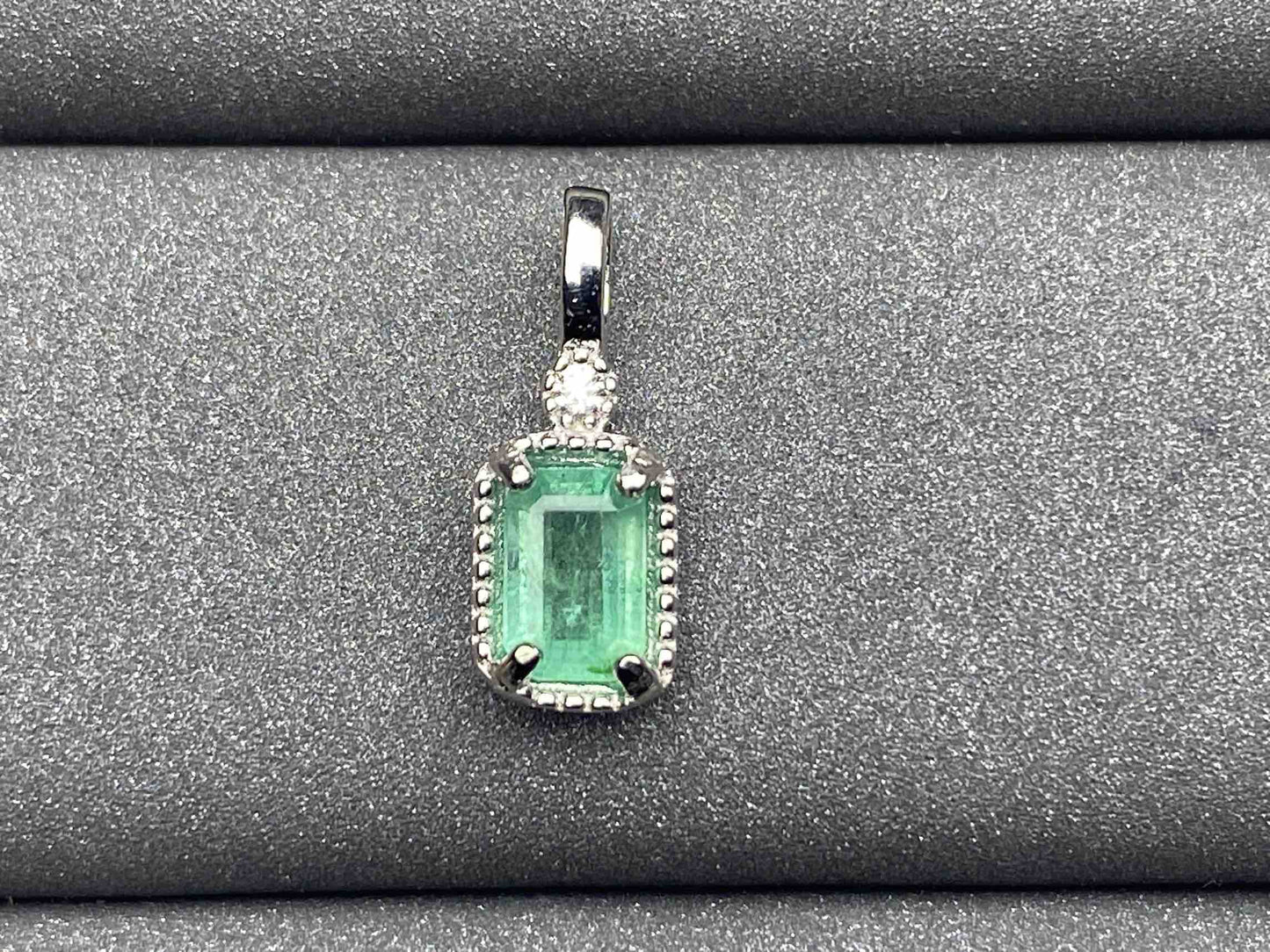 3253 Emerald Pendant