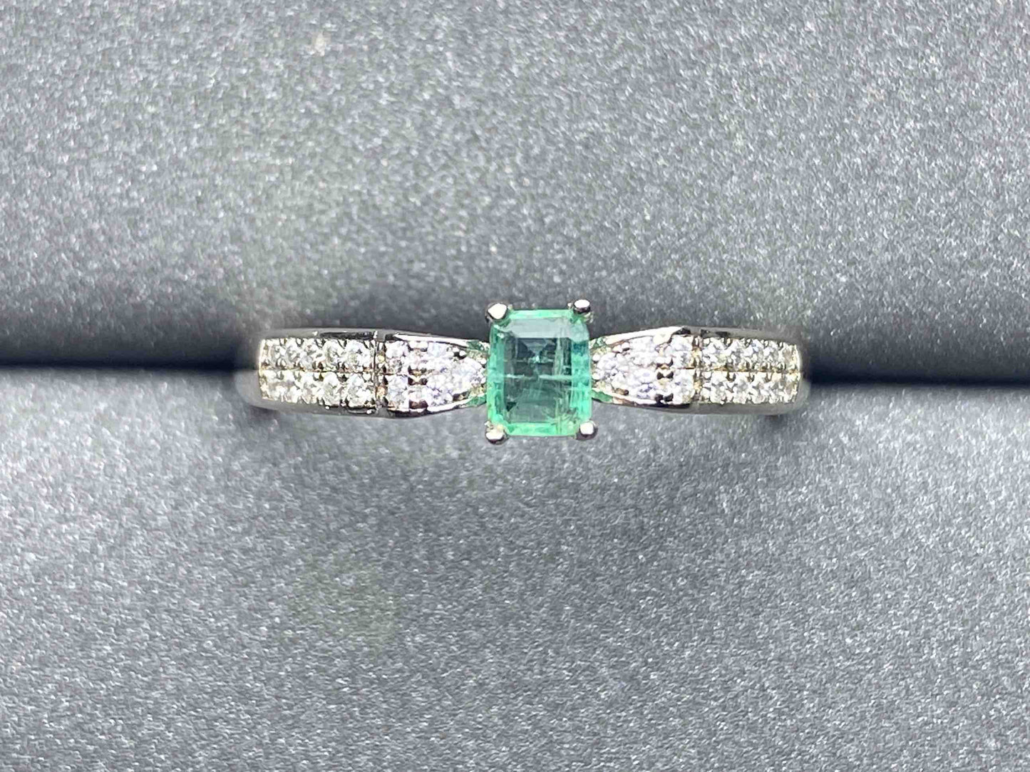 3272 Emerald Ring