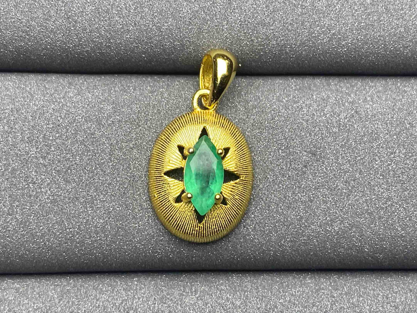 3277 Emerald Pendant