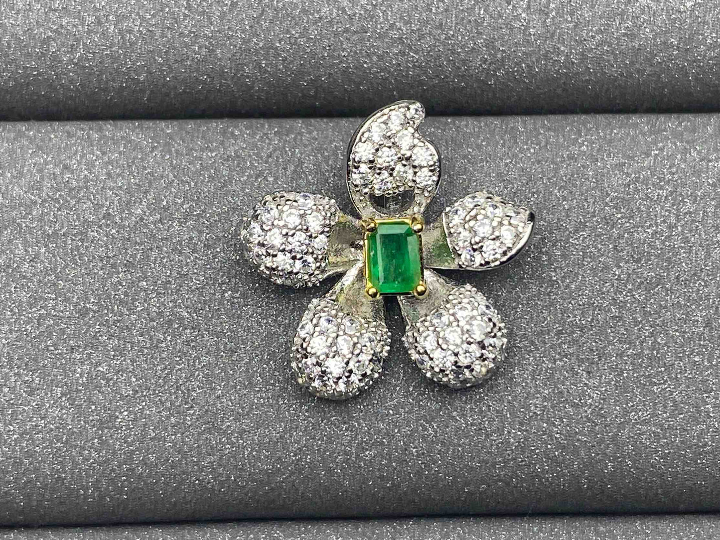 3283 Emerald Pendant