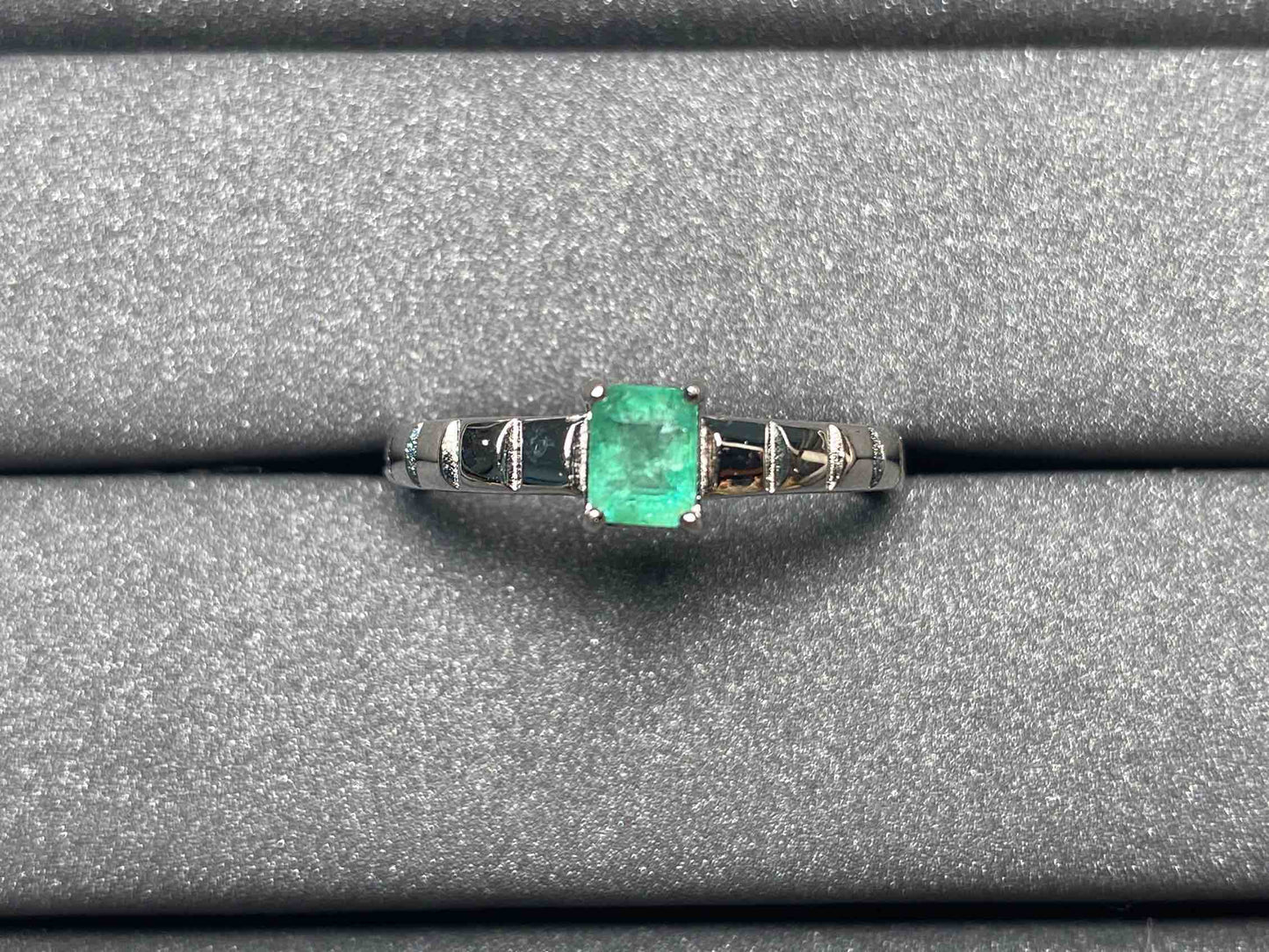 2483 Emerald Ring