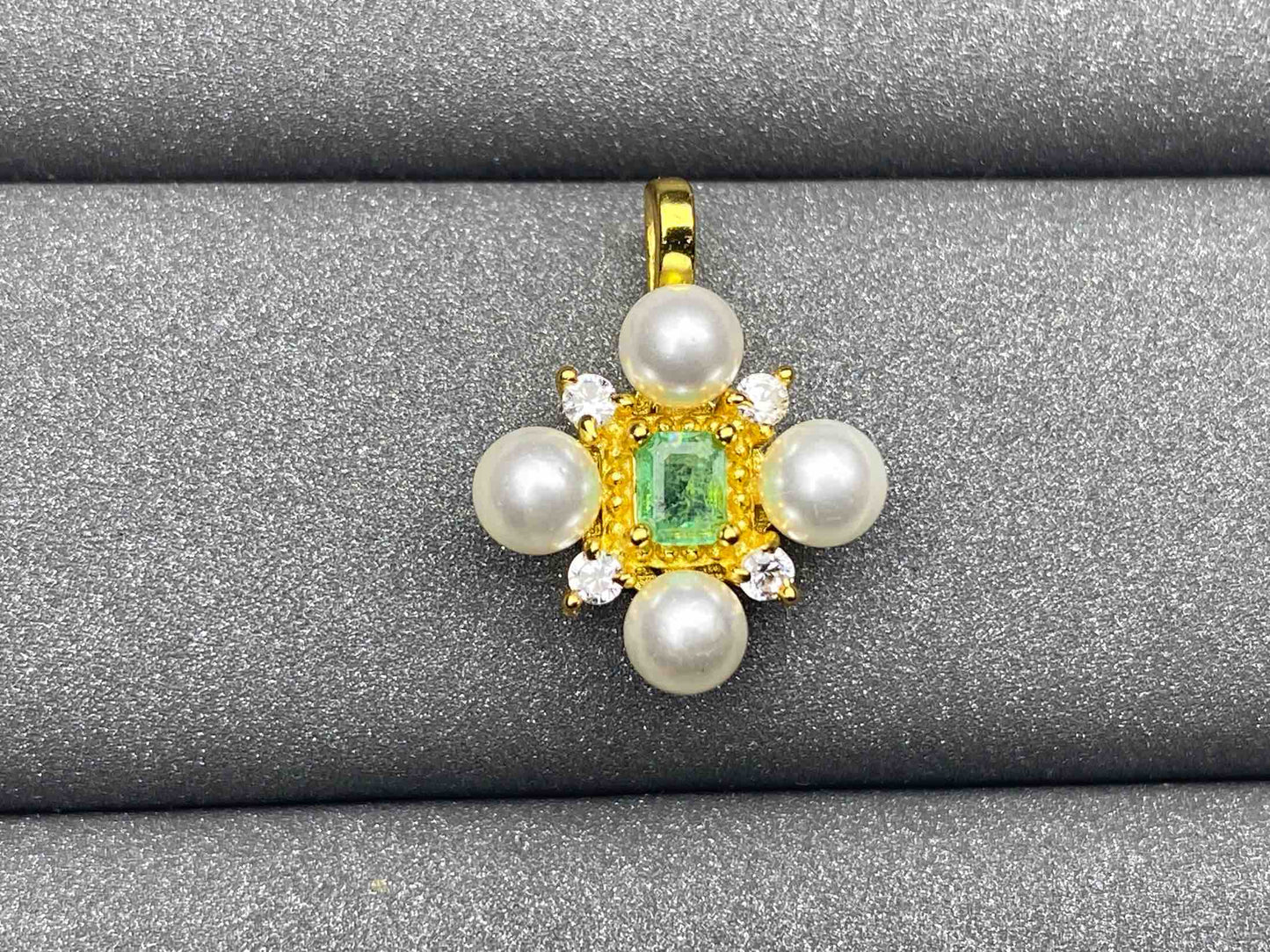 3299 Emerald Pendant