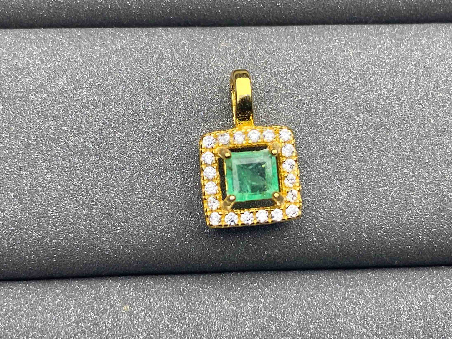 3300 Emerald Pendant