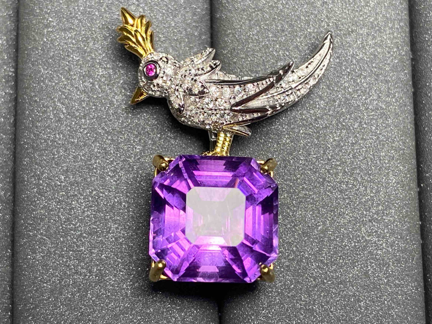 3627 Amethyst brooch