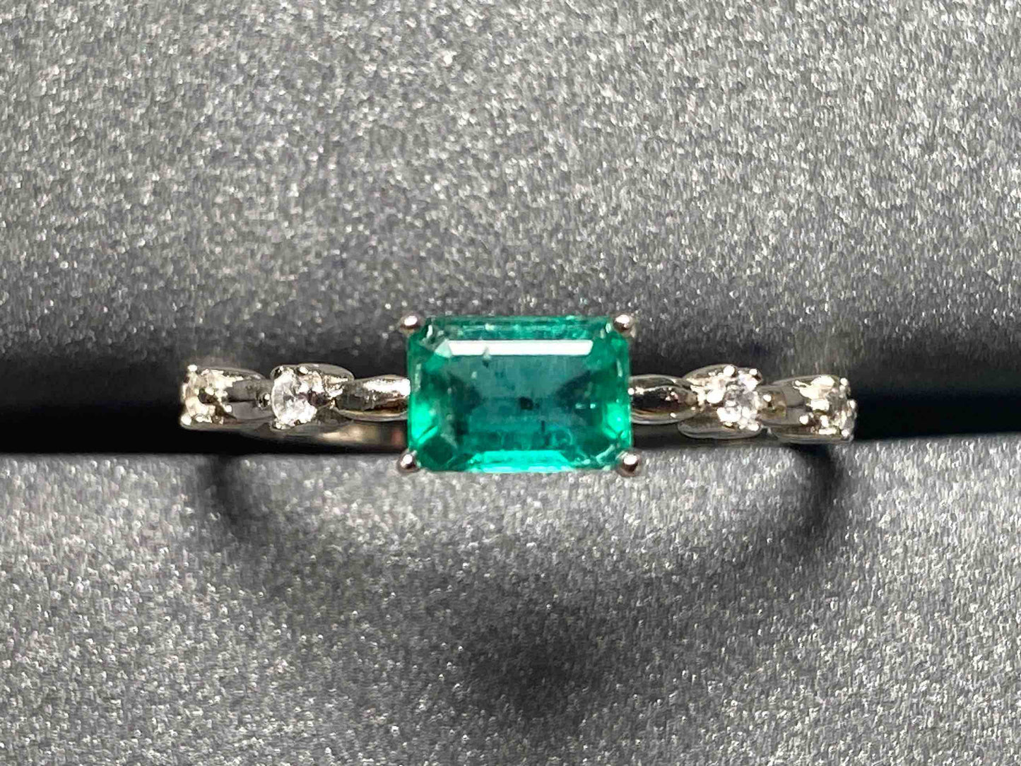 2651 Emerald Ring