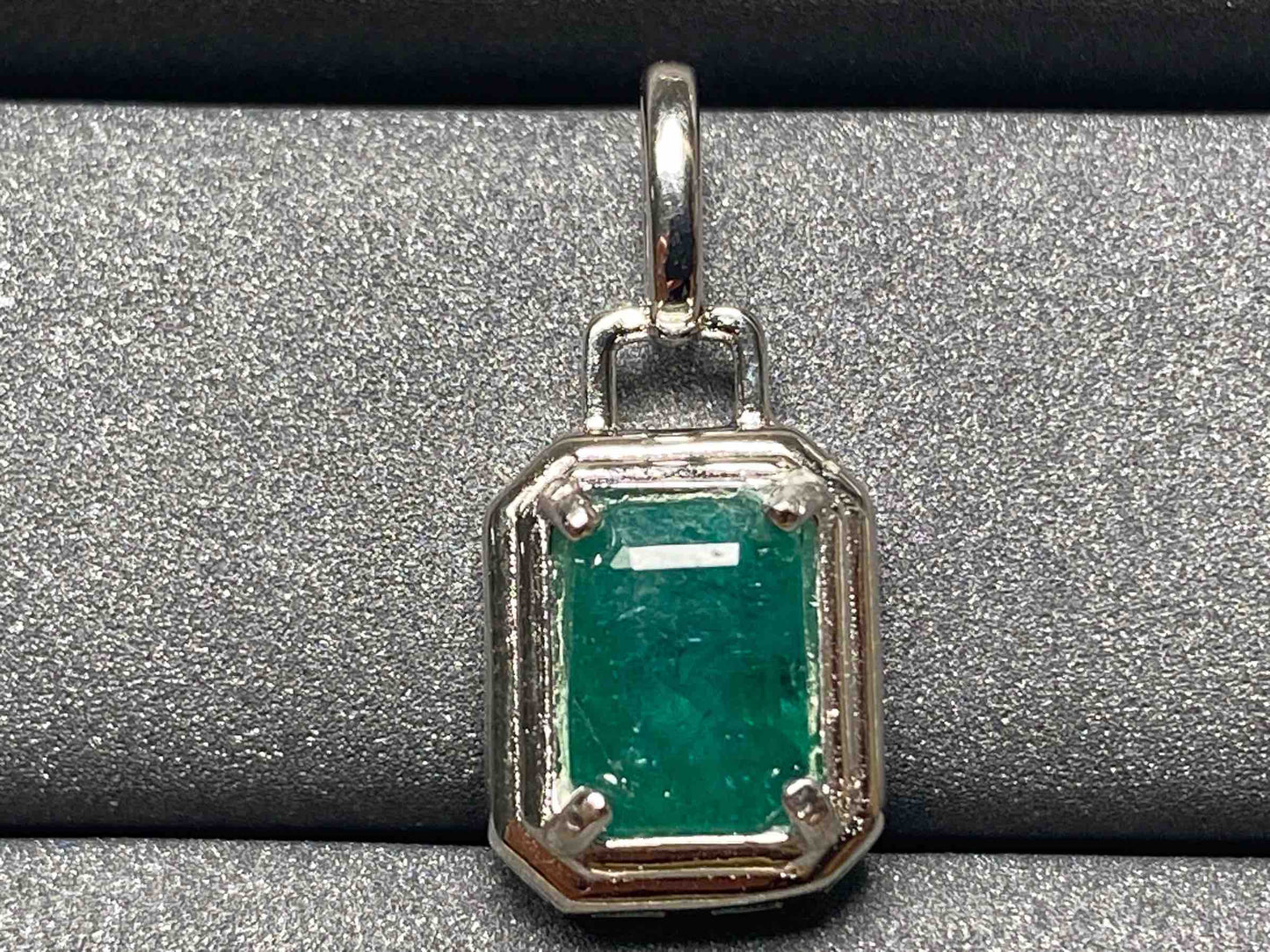 2689 Emerald Pendant