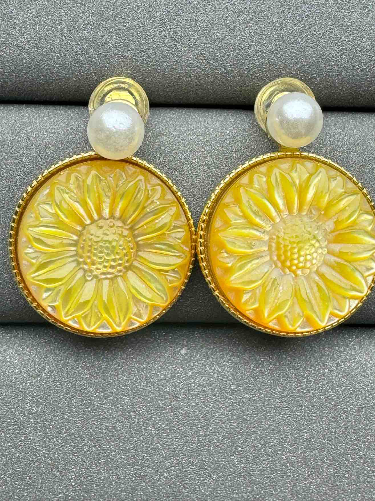 5122 Golden Conch Earrings