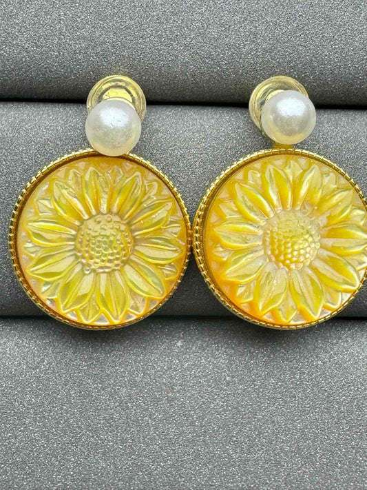 5122 Golden Conch Earrings