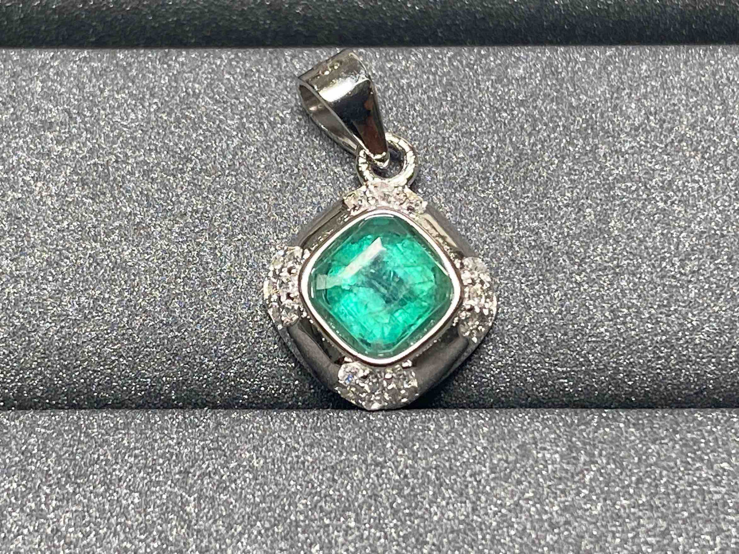 2652 Emerald Pendant