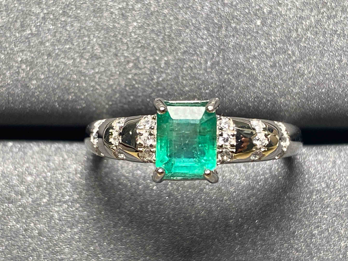 2682 Emerald Ring