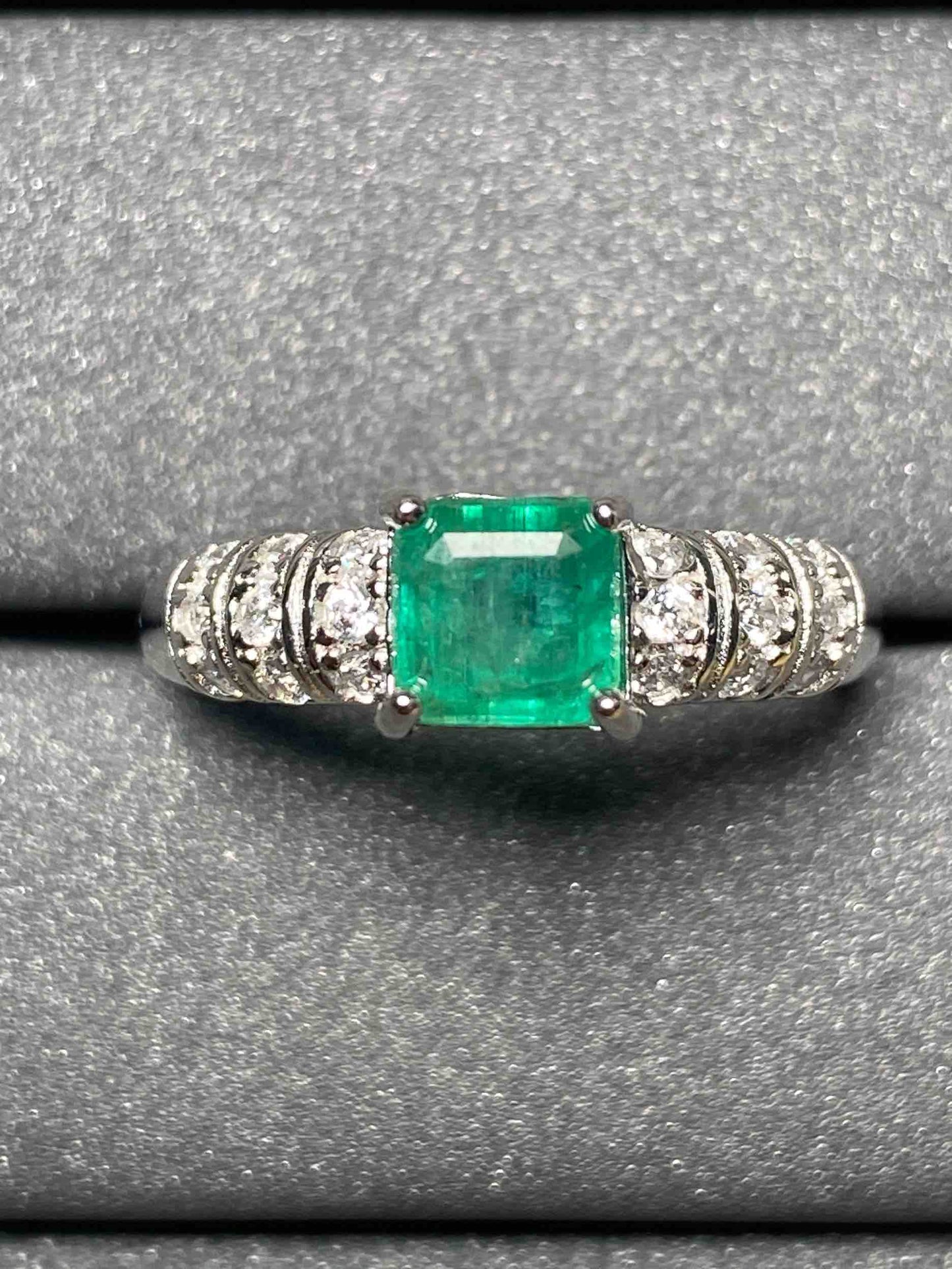 2500 Emerald Ring
