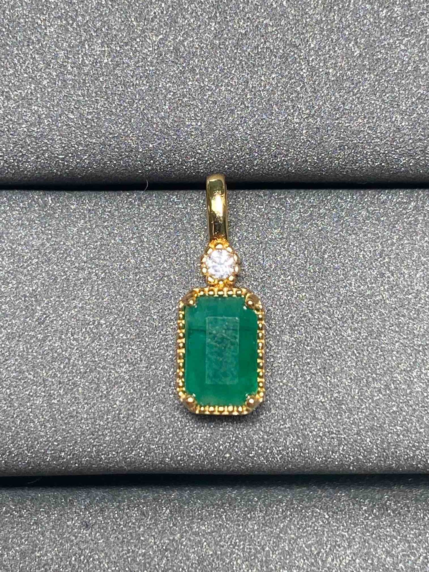 2545 Emerald Pendant