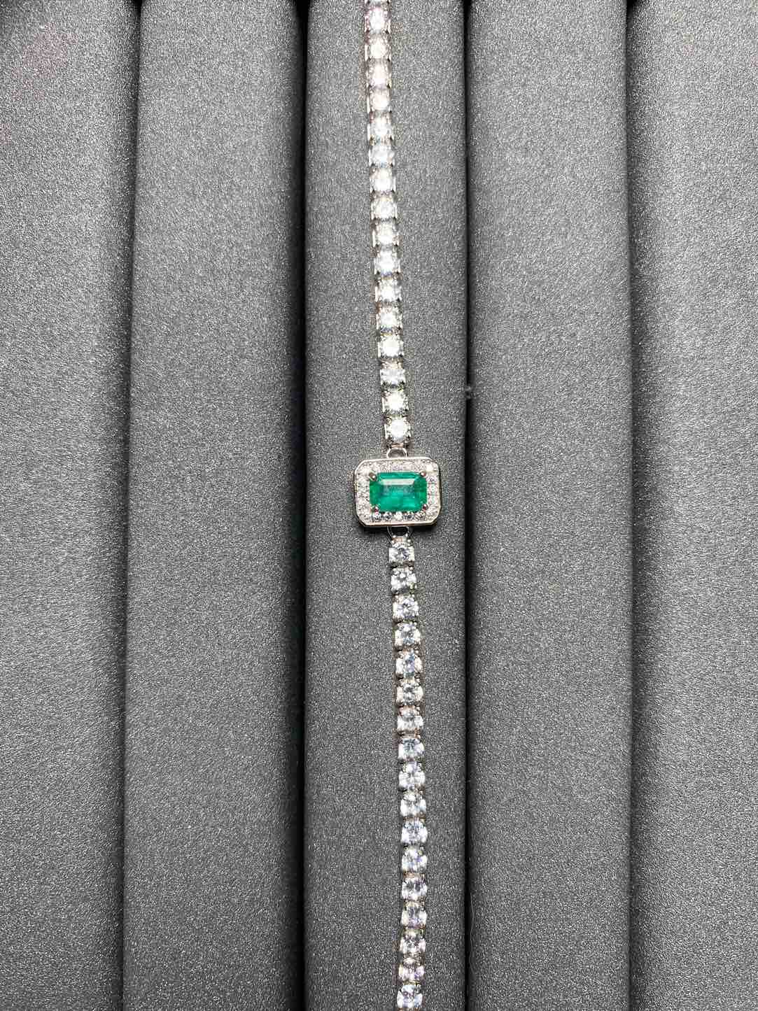 2567 Emerald Bracelet