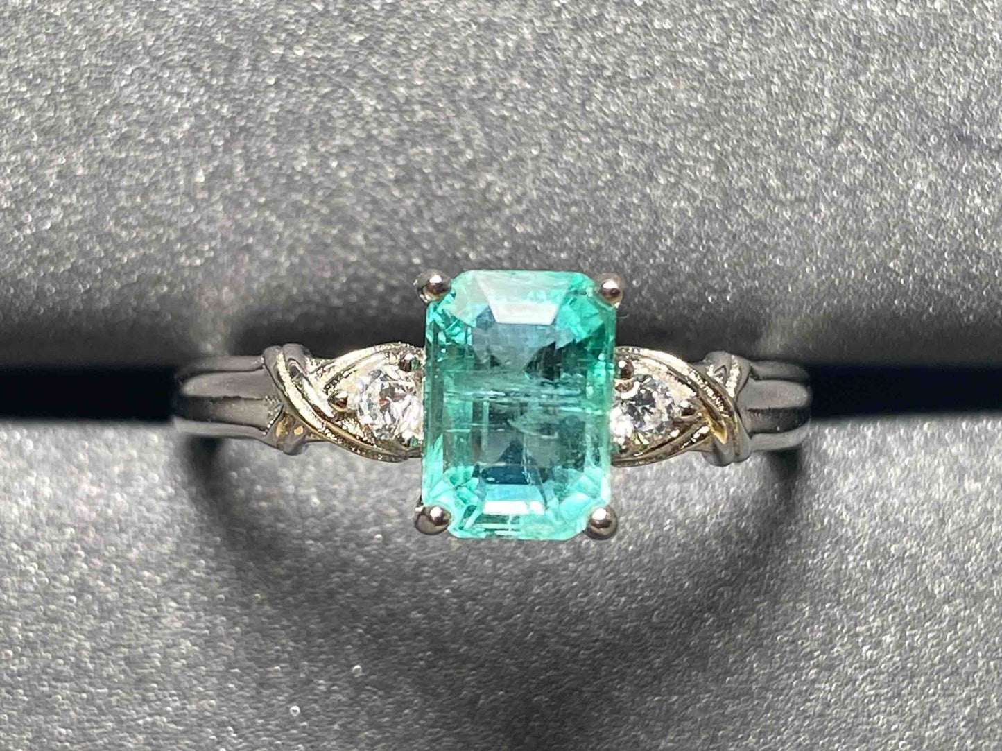 2640 Emerald Ring
