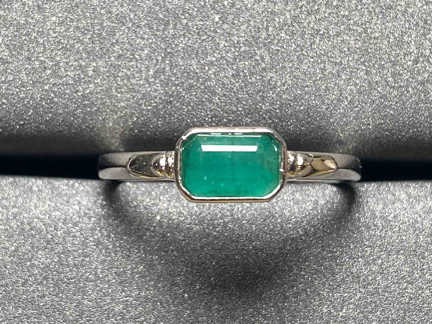 2686 Emerald Ring