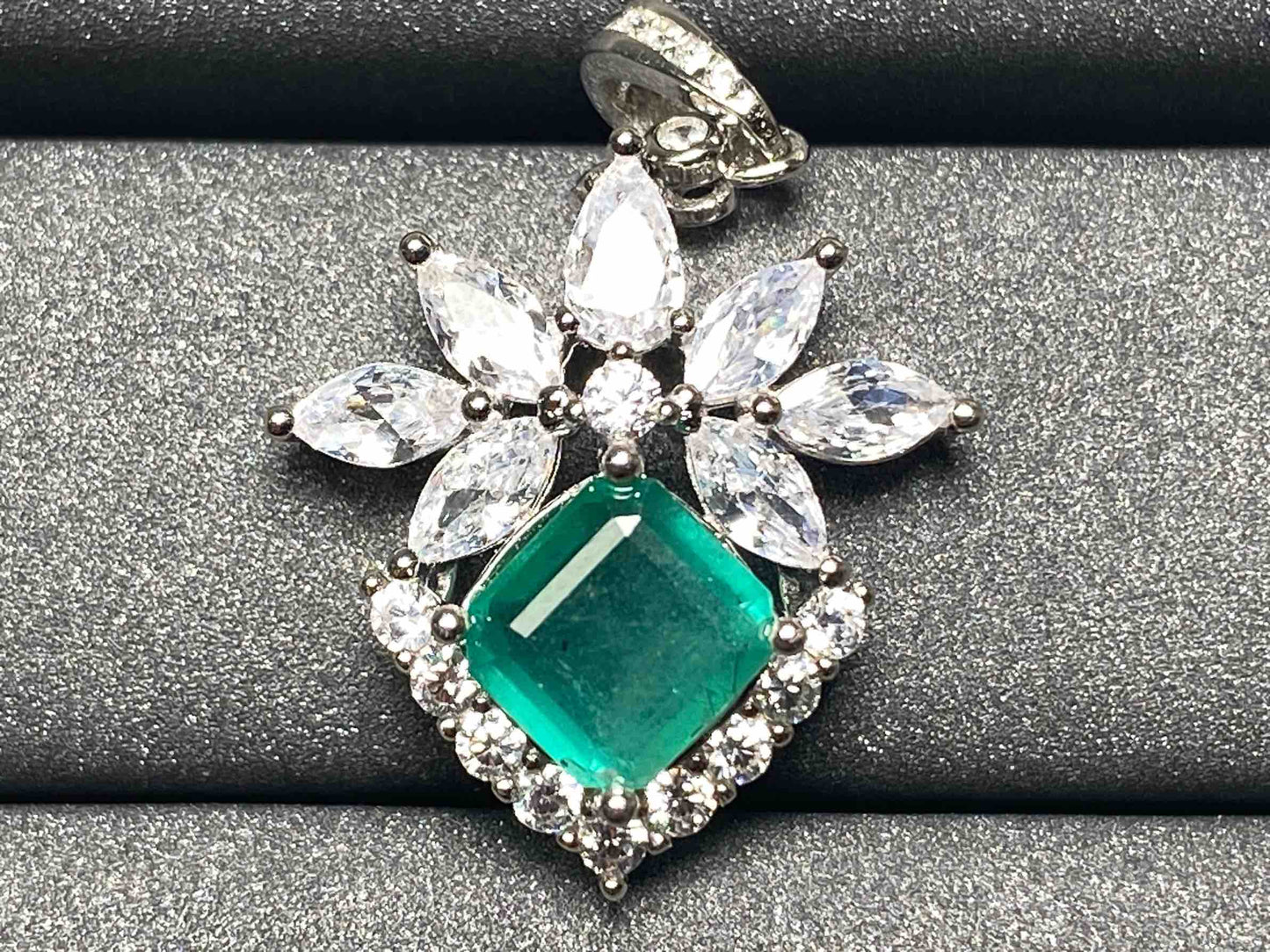 2650 Emerald Pendant